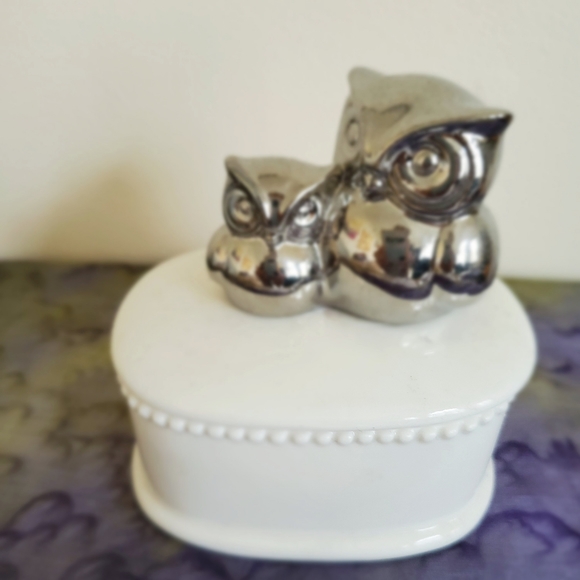 WHITE PORCELAIN CERAMIC JEWELERY BOX WITH SILVER TONE OWLS SITTING ON  THE LID - Picture 3 of 7